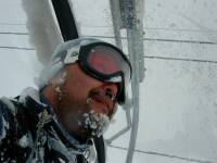 今日も雪で笑いが止まらない